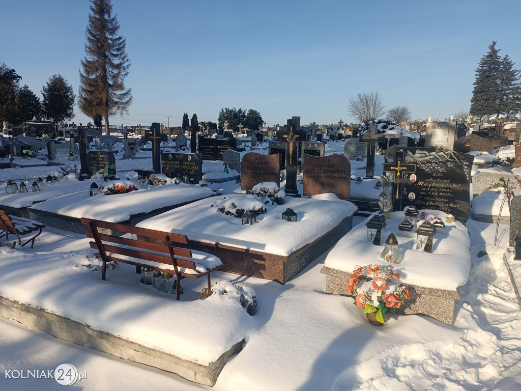 Cmentarz w Kolnie zimą