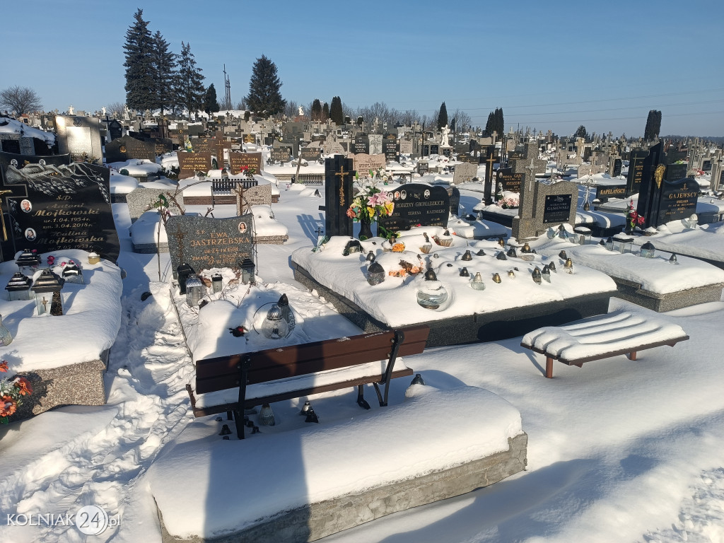 Cmentarz w Kolnie zimą