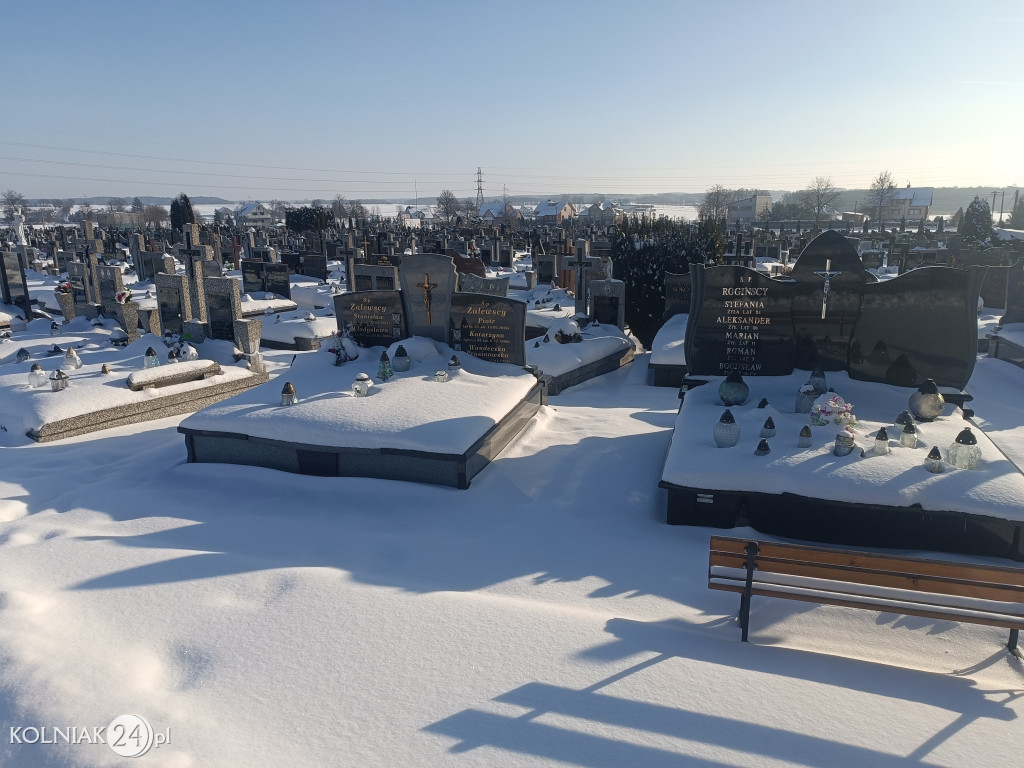 Cmentarz w Kolnie zimą