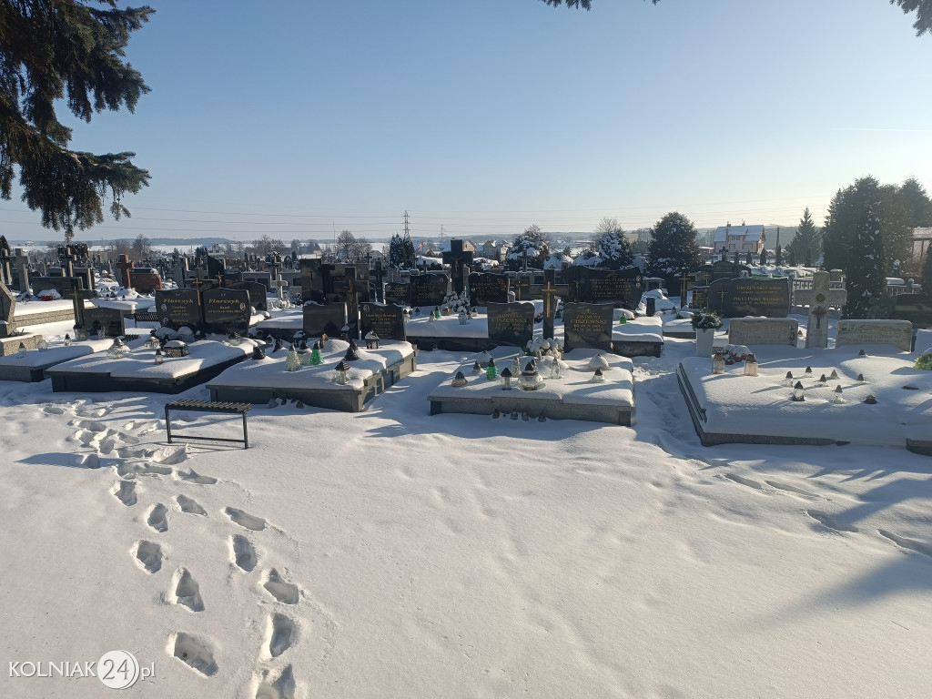 Cmentarz w Kolnie zimą