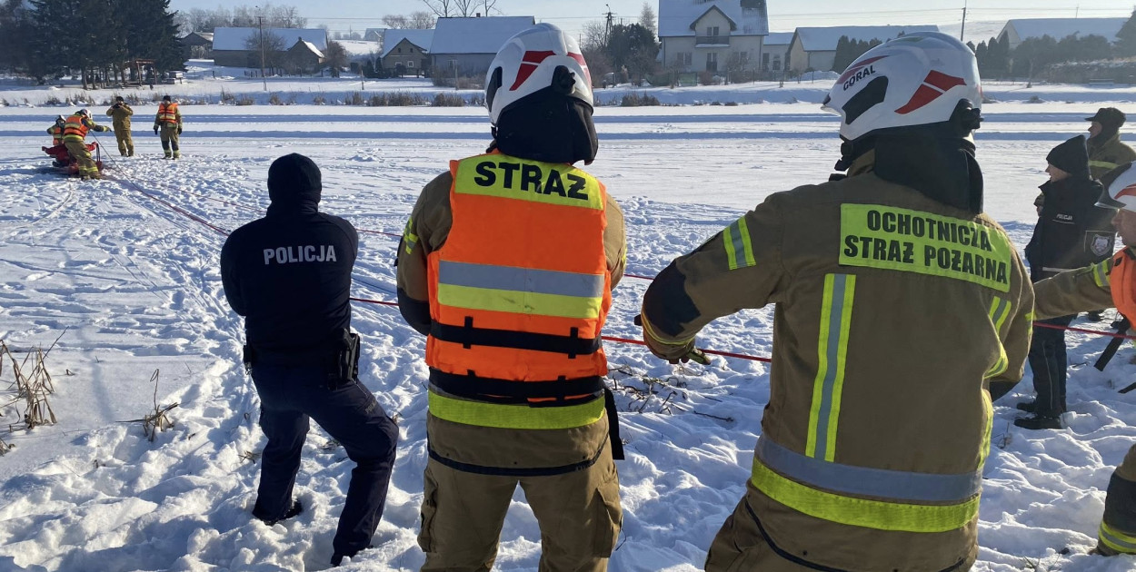 ĆWICZENIA Z RATOWNICWA LODOWEGO W CHLUDNIACH