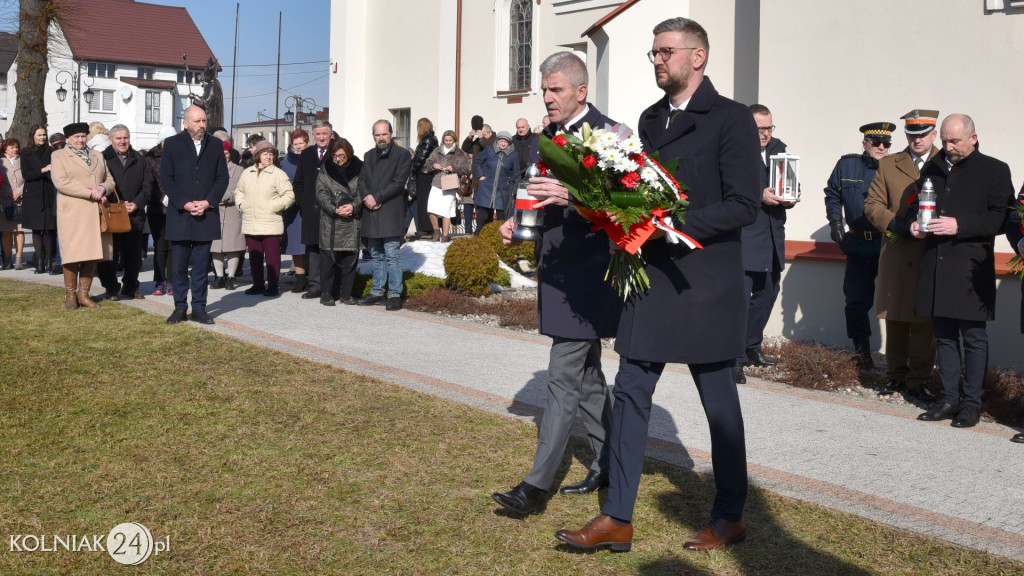 Hołd pod pomnikiem Niezłomnych w Kolnie