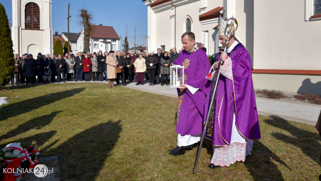 Hołd pod pomnikiem Niezłomnych w Kolnie