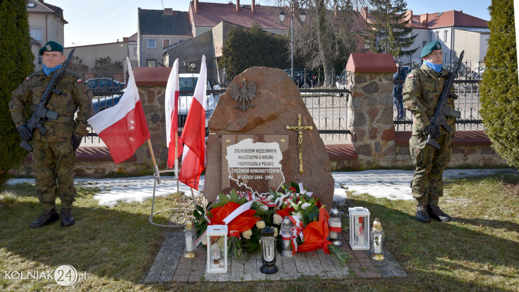 Hołd pod pomnikiem Niezłomnych w Kolnie