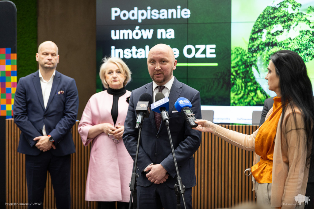 Podlaskie inwestuje w zieloną energię. Ponad 5,3 mln zł z funduszy europejskich wsparcia na OZE