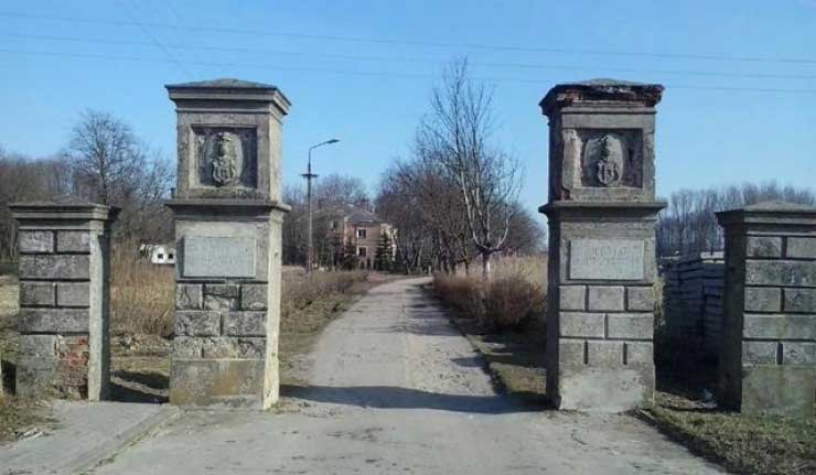 Majątek został zniszczony, a z dawnego dworu i parku ? pozostały tylko resztki