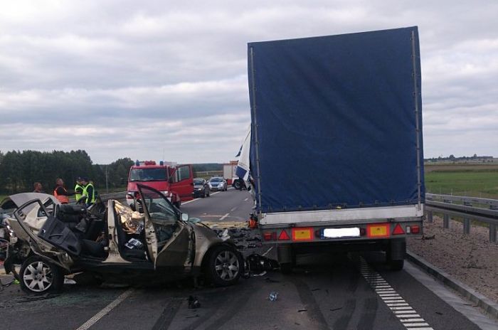 Tragiczny wypadek na drodze krajowej 61. Młoda kobieta kierująca volkswagenem zgin
