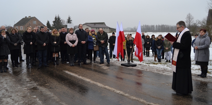 (Fot. Archiwum gminy Turośl) Przebudowa drogi została wykonana  na podbudowie z kruszywa łamanego,  stabilizowanego mechanicznie  o  grubości  20 cm. Nawierzchnię drogi zbudowano z dwóch warstw  betonu asfaltowego o łącznej grubości 8 cm; w tym warstwa  wyrównawcza  o grubości 5 cm  i warstwa  ścieralna o grubości 3 cm. Łączna długość nowo przebudowanej drogi wynosi 3 833,94m. Łączna wartość zadania to kwota 1.853.013,89 zł., z czego dofinansowanie z MSWiA to 1.288.275,00 zł.