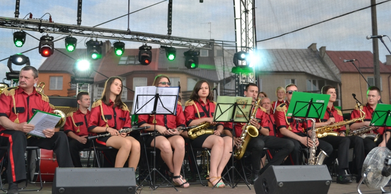 Na scenie pojawi się również Miejska Orkiestra Dęta z Mażoretkami oraz zespoły dziecięce i Kolneńskie dziewczyny z Plusem