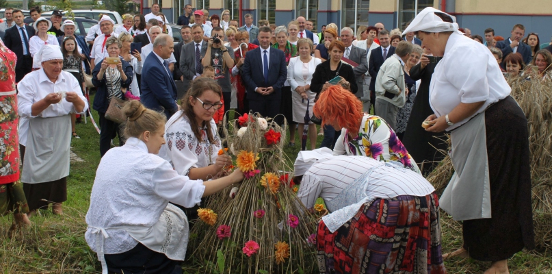 Wójt Józef Wiśniewski dziękował rolnikom i tym wszystkim, którzy przyczyniają się do rozwoju gminy Kolno. Serdeczne słowa do rolników skierowali także  m.in. posłanka Bernadeta Krynicka i poseł Lech Antoni Kołakowski (fot. archiwum gminy Kolno)
