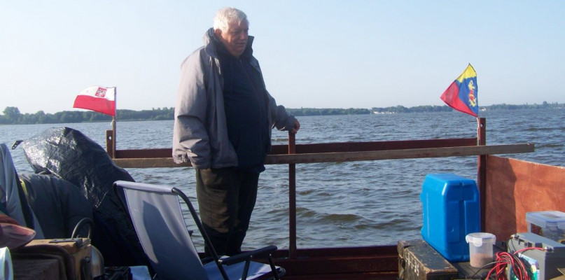Kapitan-sternik Marian Czarkowski na zalewie Zegrzyńskim (fot. LOT Ziemia Łomżyńska)