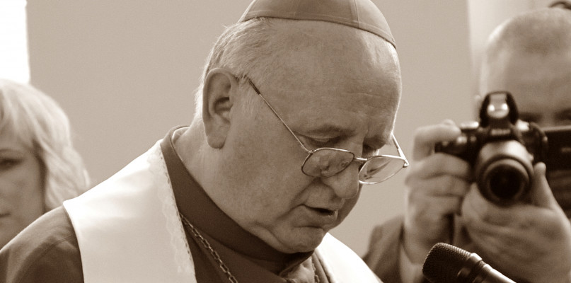 Decyzją prezydenta RP Lecha Kaczyńskiego z dnia 2 października 2009 r. odznaczony Krzyżem Oficerskim Orderu Odrodzenia Polski