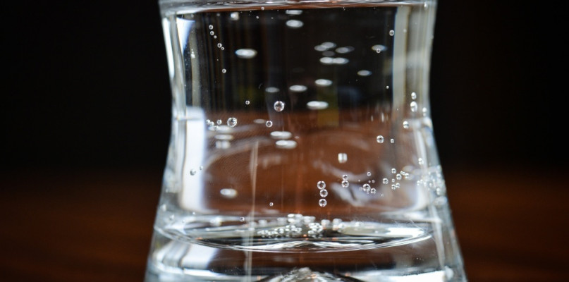 Ekspert: w czasie pandemii COVID-19 trzeba nawilżać pomieszczenia i pić wodę