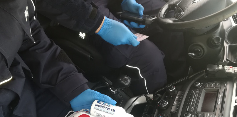 Mężczyzna objęty kwarantanną wyszedł z mieszkania i poszedł do sklepu zrobić zakup