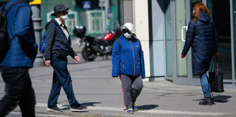 MZ: korzystając z miejsc publicznych pamiętajmy, żeby zachować dystans