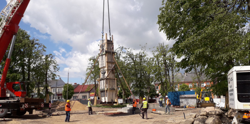 Wykorzystany do operacji dźwig  może podnieść 160 ton. Sam pomnik waży 20 ton