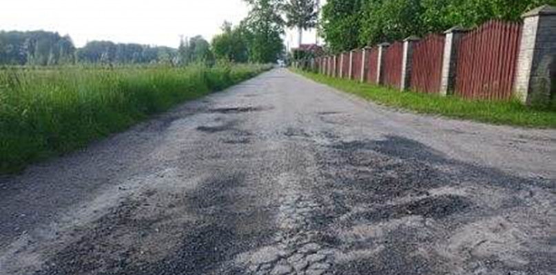 Jako  Wójt  Gminy  Kolno jestem  w  stałym  kontakcie  z  Zarządem  Województwa Podlaskiego oraz  Podlaskim Zarządem Dróg Wojewódzkich w Białymstoku, tak aby remont drogi wykonać przy okazji remontu drogi wojewódzkiej Nr 647 w celu zminimalizowania kosztów  remontu - tłumaczy wójt gminy Józef Wiśniewski. -  Obecnie trwają prace związane z uzyskaniem zgłoszenia wykonywania robót oraz czynności zmierzające do wyłonienia wykonawcy (Fot. MD)