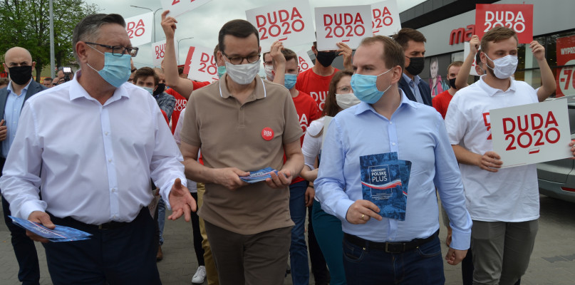 Mateusz Morawiecki przed galerią handlową w Kolnie. Pierwszy z lewej burmistrz Kolna Andrzej Duda