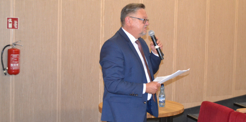 Wybrana metoda pozwoli na uszczelnienie systemu, do którego musi wpłynąć prawie dwa miliony złotych. Kwota ta wynika z przetargu, a miasto nie może dofinansowywać budżetu "śmieciowego" - stwierdza burmistrz