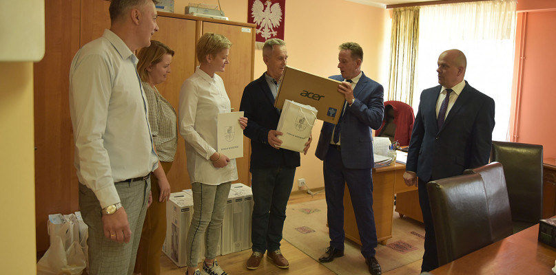 Przekazanie  nastąpiło w budynku PCPR w Kolnie. W spotkaniu wzięli udział opiekunowie,  starosta kolneński Tadeusz Klama, wicestarosta kolneński Karol Pieloszczyk oraz pracownicy PCPR w Kolnie Fot. Archiwum powiatu kolneńskiego
