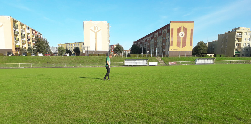 Prezes Orła Piotr Sokołowski zatroskany stanem płyty głównej. Nie da się na niej grać, nie ryzykując kontuzją. Boisko wygląda z boku znakomicie, trawa jest przyjemnie zielona. Niestety praktycznie na całej powierzchni jest tam pełno wyrw 