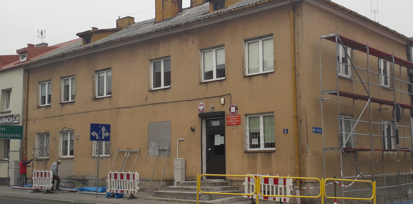 Ruszył projekt termomodernizacji budynku kolneńskiego sanepidu. Wiąże się z tym nie tylko remont elewacji (placówka przestanie straszyć wyglądem), ale również zmiana sposobu ogrzewania. Obecnie stacja ma własny piec i jak twierdzą pracownicy, gdy temperatura spada poniżej zera, bywa naprawdę zimno. Obiekt w następstwie termomodernizacji ma zostać podłączony do miejskiej sieci ciepłowniczej.