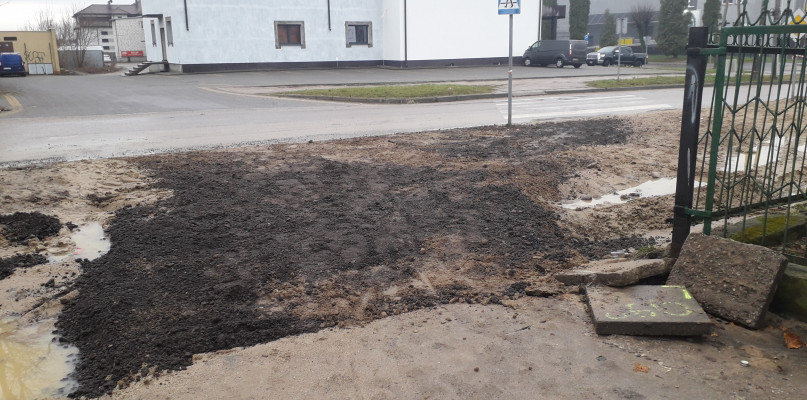 Jeżeli już zaangażowano tak ogromne siły i środki, to należało jeszcze położyć w tym miejscu deskę jak na budowie.  Ludzie na pewno by to docenili 