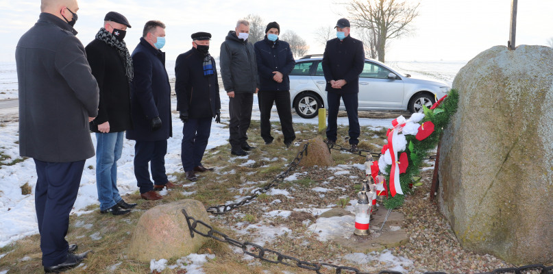Delegacja w składzie: Józef Bogdan Wiśniewski Wójt Gminy Kolno, Grzegorz Okurowski Radny Gminy Kolno i sołtys Czerwonego, Tadeusz Połomski Radny Gminy Kolno, Krzysztof Kajko Prezes Banku Spółdzielczego i potomek Powstańca Styczniowego, Jacek Bagiński Dyrektor Szkoły Podstawowej im. Marszałka Józefa Piłsudskiego w Czerwonem, Stanisław Szymańczyk dyrektor Zespołu Obsługi Placówek Oświatowych w Kolnie i Mariusz Wesołowski Dyrektor Centrum Kultury Gminy Kolno w Koźle (fot. UG Kolno)