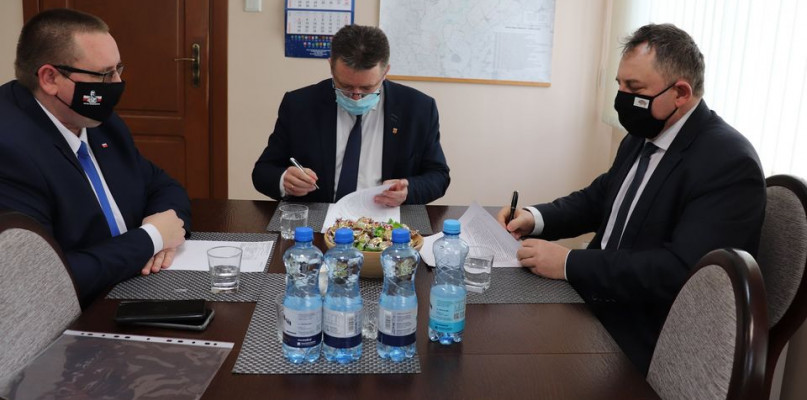 Stosowną umowę podpisali Józef Bogdan Wiśniewski Wójt Gminy Kolno i Andrzej Mioduszewski Prezes Zarządu PKS Nova S.A. W spotkaniu uczestniczył też Dyrektor Hubert Charubin z PKS Nova S.A  (fot. archiwum gminy Kolno)