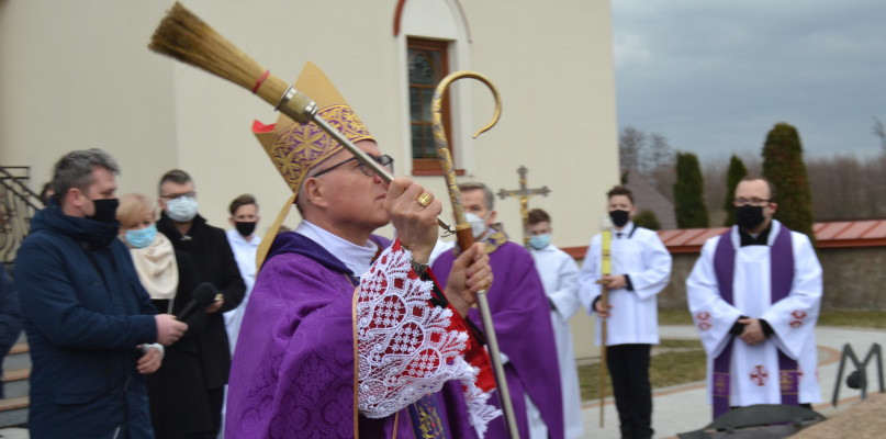 Na klęczniku jest wypisana modlitwa do odmawiania. Pierwsze litery łacińskich słów poszczególnych wezwań są umieszczone na krzyżu