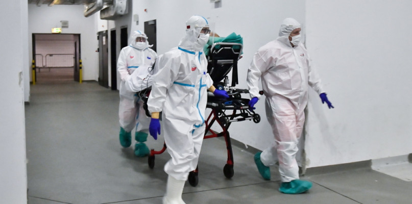 MZ: 32 874 nowe przypadki zakażenia koronawirusem, zmarły 653 osoby