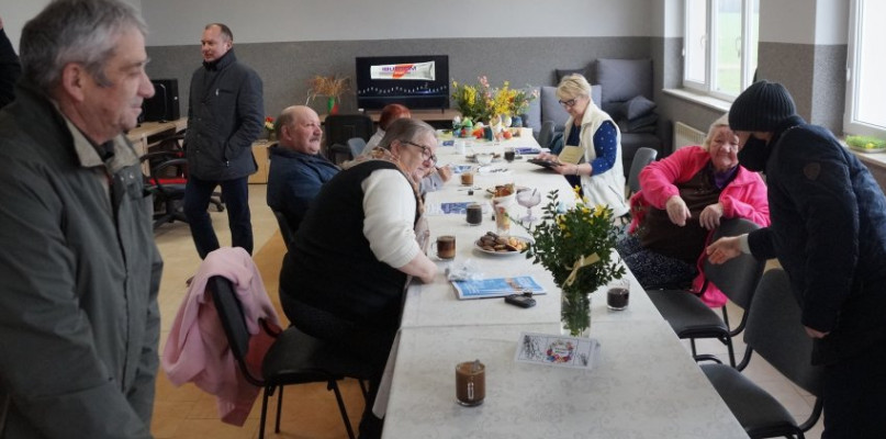 Klub Senior + jest nie tylko obiektem, w którym odbywają się spotkania seniorów w celach integracyjnych, ale przede wszystkim miejscem mającym na celu rozwój zainteresowań, obchodów różnych świąt, celebrowania obyczajów, miejscem do uczestnictwa w zajęciach ruchowych (fot. Andrzej Kaliściak/UG Grabowo)
