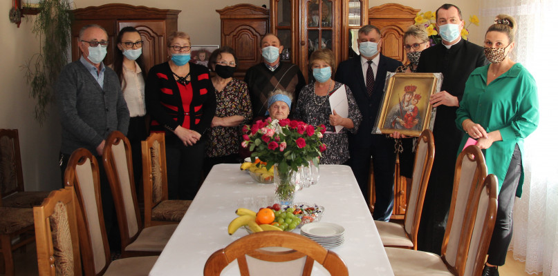 W uroczystości zorganizowanej z okazji tak wspaniałego jubileuszu udział wzięli Wójt Gminy Józef Dymerski, Kierownik USC Marzena Stepnowska-Backa, proboszcz parafii w Małym Płocku ks. Jan Pieńkosz oraz ks. wikariusz Robert Kulas (fot. Archiwum gminy Mały Płock)