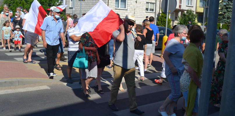 Na zdjęciu protestujący mieszkańcy miasta. Po przejściu poruszali się prawdopodobnie również przypadkowi przechodnie