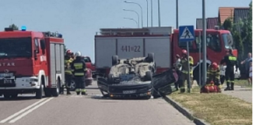 Kolizja na Dębowej w Kolnie. Jedno z aut dachowało