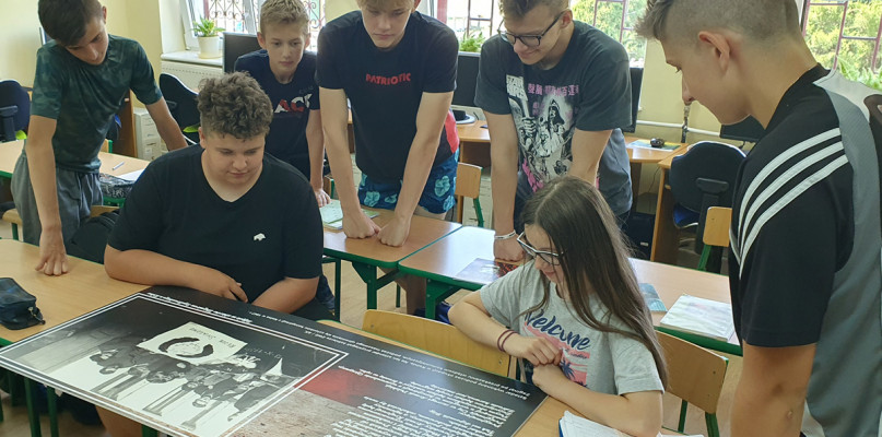 Na banerze pt. Ruch oporu w Kolnie w Latach 1939 - 1947 widnieje archiwalne zdjęcie pochodzące ze zbiorów Zbigniewa Szydłowskiego z Kolna. Przedstawia moment szycia sztandaru Związku Walki Zbrojnej, która przekształciła się w Armię Krajową. Obok zdjęcia zamieszczono tekst  przysięgi  składanej przez żołnierzy wstępujących do AK Fot. Archiwum szkoły w Lemanie