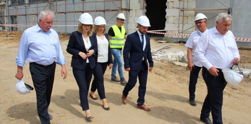Finansowe wsparcie gmina otrzymała z Ministerstwa Sportu i Turystyki, a także z Rządowego Funduszu Inicjatyw Lokalnych - w sumie 6,5 mln zł. Budowa hali i łącznika w Stawiskach kosztować będzie ok. 15 mln zł. Prace mają zakończyć się w tym roku.  (fot. Archiwum UM Stawiski)