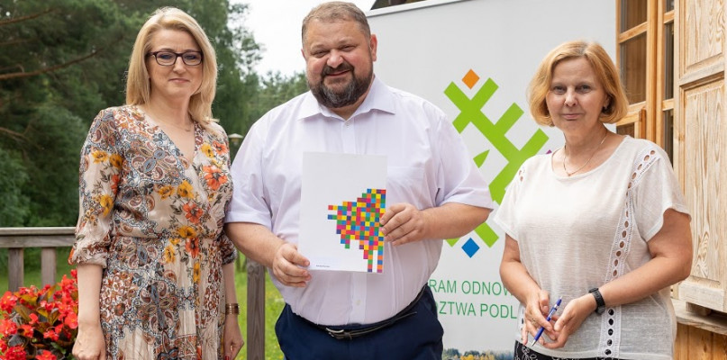 Burmistrz Stawisk Agnieszka Rutkowska, Wicemarszałek Województwa Podlaskiego Stanisław Derehajło, Skarbnik Gminy Stawiski Iwona Ofam   Fot. Kamil Timoszuk/UMWP