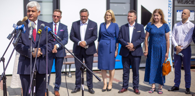 Konferencja prasowa dotyczącą akcji szczepień przeciw COVID-19 w Kolnie, odbyła się w piątek (16.07) o godz. 14 na parkingu przed Urzędem Miasta Kolno. Wzięli w niej udział: wojewoda podlaski Bohdan Paszkowski, burmistrz Kolna Andrzej Duda, starosta kolneński Tadeusz Klama, przedstawiciele gmin z powiatu kolneńskiego oraz dr Maciej Lendzioszek - koordynator szczepień ze Szpitala Ogólnego w Kolnie. (fot. archiwum powiatu kolneńskiego)