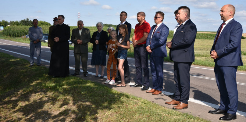 W obchodach uczestniczyli ks. Stanisław Uradziński Dziekan Kolneński, Józef Bogdan Wiśniewski Wójt Gminy Kolno, Tadeusz Klama Starosta Kolneński, Tadeusz Chludziński Radny Gminy Kolno, Mariusz Dzięgielewski Sołtys Starego Gromadzyna, Mariusz Wesołowski Dyrektor CKGK w Koźle, członkowie Stowarzyszenia Kawaleryjskiego im. Podlaskiej Brygady Kawalerii w Kolnie oraz rodziny ofiar i mieszkańcy Starego Gromadzyna (fot. arch. Powiatu Kolneńskiego)