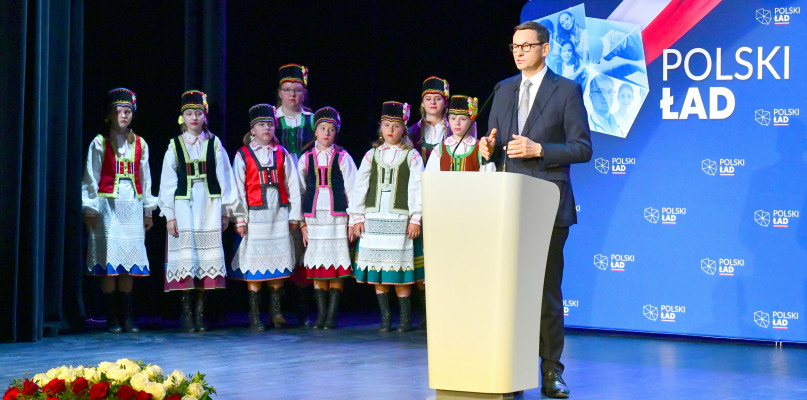 - Wcześniej polityka rządu prowadzona była ponad waszymi głowami. Przychodzimy z "Polskim ładem" do samorządów podlaskich, żeby dać nadzieję na lepszą przyszłość dla wszystkich mieszkańców miast i wsi - mówił na spotkaniu z samorządowcami w Kolnie premier Mateusz Morawiecki. Ilość miejsc na sali Kokis była ograniczona, nie wszyscy chętni mogli więc wejść do środka. Dziennikarze zostali z kolei poproszeni, aby nie rejestrować spotkania za pomocą kamer (Fot. Sylwester Nicewicz)