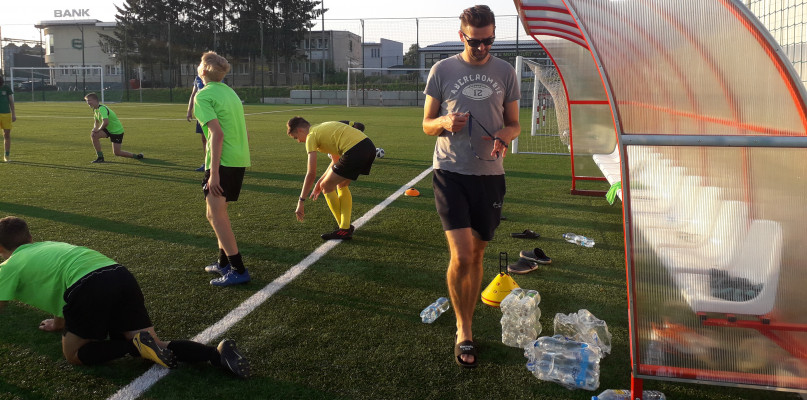 Na zdjęciu Piotr Dąbkowski podczas treningu seniorów Orła Kolno