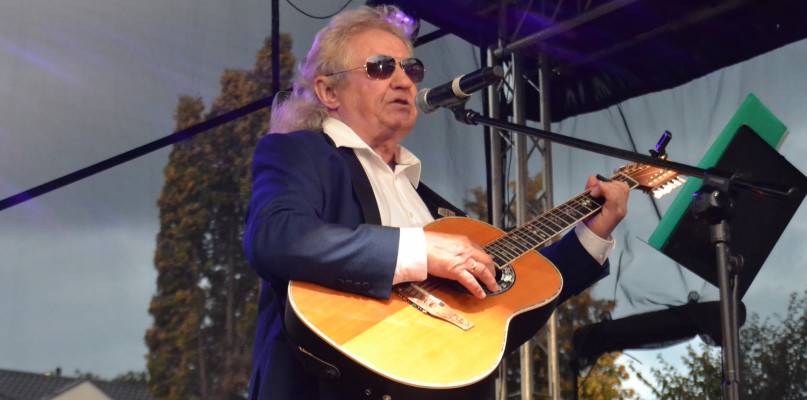 Janusz Laskowski to polski piosenkarz, który  karierę rozpoczął w latach 60. ubiegłego wieku. Debiutował jako piosenkarz i kompozytor w amatorskim zespole Ananasy w Białymstoku. W 1967 r. prowadził własny zespół Dacyty.  Ciągle rozwijając swój talent - stworzył dalsze przeboje