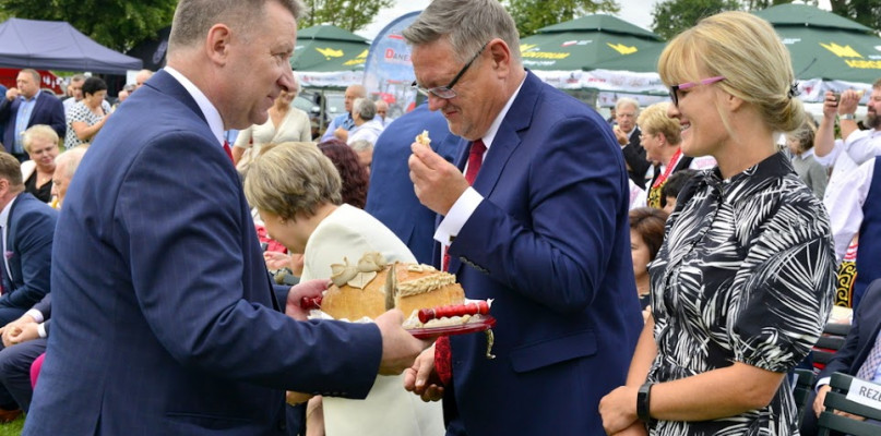 Po przemówieniu Wójta Gminy Kolno Starosta i Starościna Dożynek Państwo Małgorzata i Janusz Wielbut z Borkowa przekazali na ręce gospodarza gminny chleb, po czym nastąpił ważny moment wspólnego dzielenia się nim ze wszystkimi uczestnikami wydarzenia (fot. S. Nicewicz)