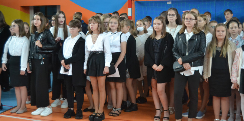 Polskie szkoły jeszcze w czasie wakacyjnym doposażono w płyny dezynfekcyjne, dozowniki, termometry, maseczki i rękawice. Wszystkie środki pochodzą z Agencji Rezerw Materiałowych. Zgodnie z wytycznymi sanitarnymi nauka w klasach będzie przebiegała bez zasłaniania ust i nosa. Podczas przerw lekcyjnych należy jednak wkładać maseczki.