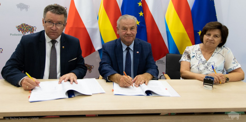 Projekt został wyłoniony w konkursie z funduszy europejskich na dofinansowanie budowy i montażu jednostek wytwarzania energii elektrycznej i cieplnej, wykorzystujących energię słoneczną, na domach mieszkańców podlaskich gmin. Mogą to być ogniwa fotowoltaiczne lub kolektory słoneczne. Zarząd województwa przyznał do tej pory dofinansowanie 88 projektom.