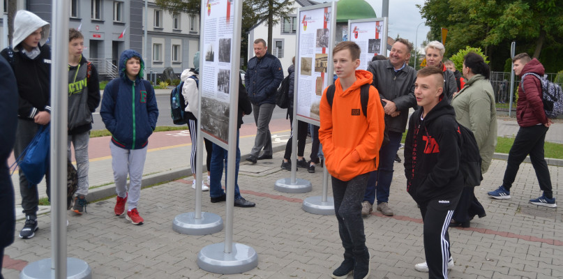 16 plansz wystawy skupia się na regionalnych elementach procesu, jakim było odzyskiwanie przez Polskę niepodległości. Proces ten, na terenach obecnego województwa podlaskiego, rozciągnął się na przestrzeni kilku miesięcy - od symbolicznego 11 listopada 1918 roku aż po 26 sierpnia 1919 roku, gdy polscy powstańcy odbili Sejny z rąk litewskich.