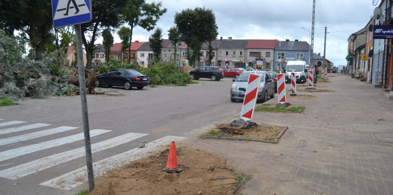 Do przetargu na przebudowę ulicy Plac Wolności w Kolnie przystąpiły 4 firmy. Władze miasta zamierzały przeznaczyć na sfinansowanie zamówienia maksymalnie 1 925 000 zł brutto. Firmy składały oferty do 7 kwietnia. Przedsiębiorstwo Handlowo-Usługowe„UNIROL” z Grajewa zaproponowało wykonanie inwestycji za 1 381 513,91 zł; EKOTECH z Zambrowa za 1 589 354,32 zł; STRABAG z Pruszkowa - 1 868 590,43 z; natomiast BIK-PROJEKT z Łomży - 1 475 920,43 zł.