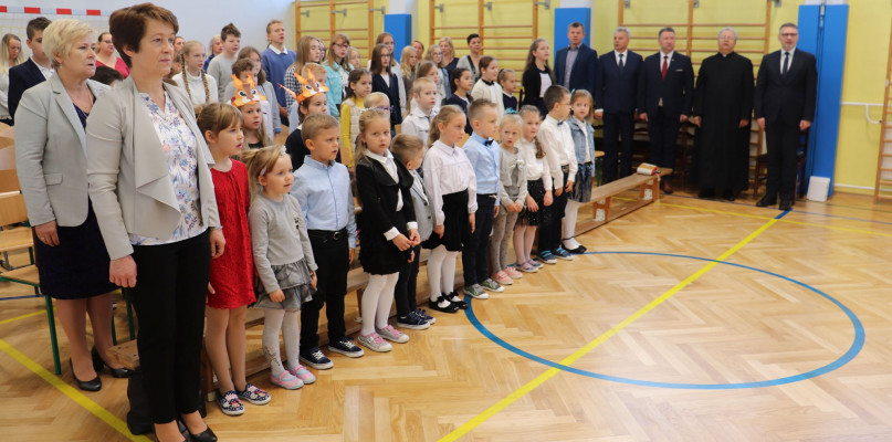 Na pięknej sali gimnastycznej  zasiedli honorowi goście: Józef Bogdan Wiśniewski Wójt Gminy Kolno, ks. Krzysztof Wróblewski proboszcz Parafii pw. Trójcy Świętej w Borkowie, Marek Baczewski Radny Gminy Kolno i Stanisław Szymańczyk Dyrektor Zespołu Obsługi Placówek Oświatowych w Kolnie oraz  przedstawiciele Rady Rodziców, nauczyciele i uczniowie (fot. UG Kolno)