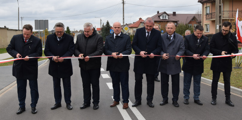 To była jedna z trudniejszych inwestycji drogowych w ciągu ostatnich lat i wymagała dobrej współpracy dwóch samorządów. Wszystko dlatego, że ulica leży na terenie miasta, ale jej zarządcą jest Powiat.  Poza tym prace były prowadzone w terenie gęsto zabudowanym, a w drodze było wiele sieci i urządzeń (fot. UM Kolno)